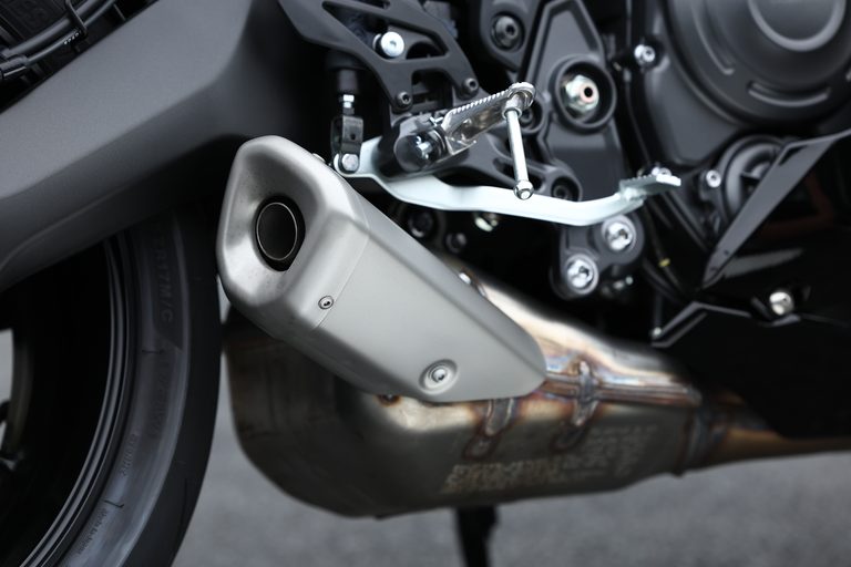 ヤマハYZF-R7|ヤマハYZF-R7【大幅アップデートで電脳強化、車体改良、よりイケメンに!】全日本ライダー岡崎静夏が試乗