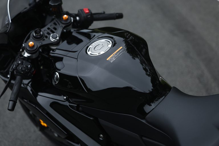 ヤマハYZF-R7|ヤマハYZF-R7【大幅アップデートで電脳強化、車体改良、よりイケメンに!】全日本ライダー岡崎静夏が試乗