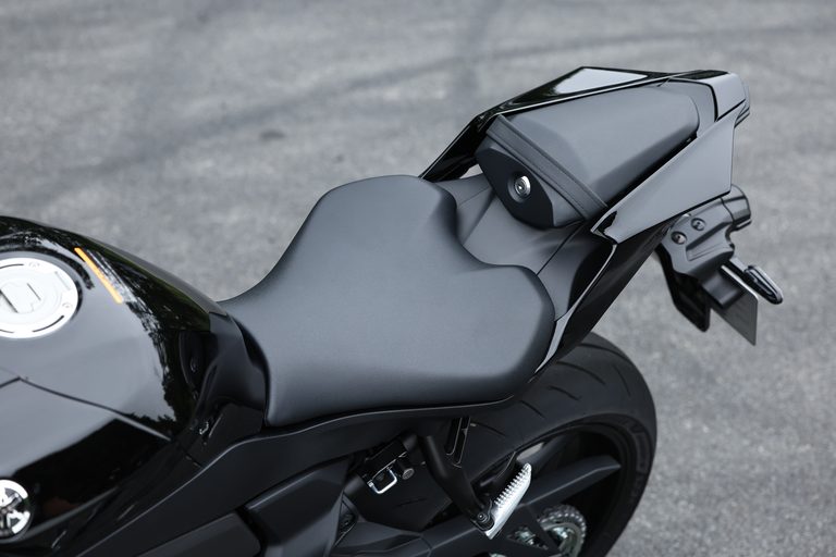ヤマハYZF-R7|ヤマハYZF-R7【大幅アップデートで電脳強化、車体改良、よりイケメンに!】全日本ライダー岡崎静夏が試乗