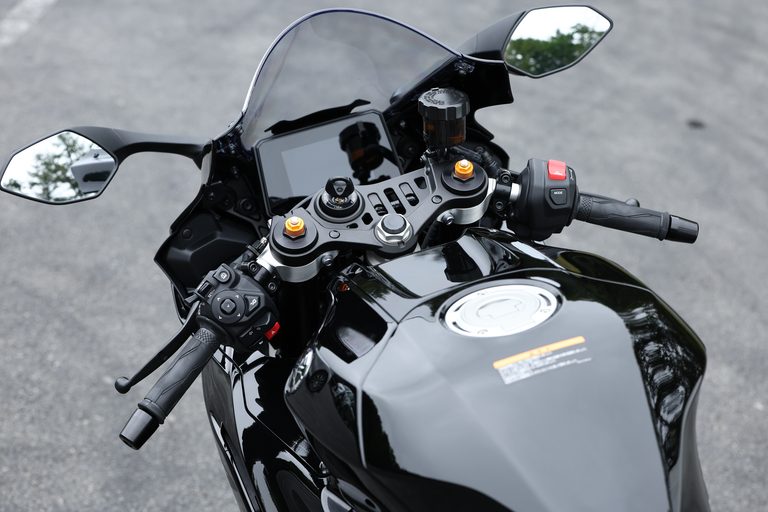 ヤマハYZF-R7|ヤマハYZF-R7【大幅アップデートで電脳強化、車体改良、よりイケメンに!】全日本ライダー岡崎静夏が試乗