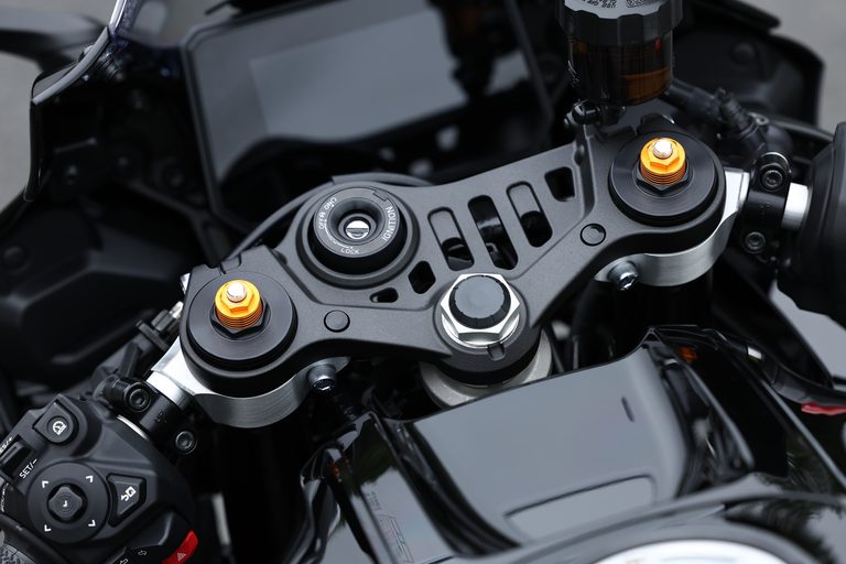 ヤマハYZF-R7|ヤマハYZF-R7【大幅アップデートで電脳強化、車体改良、よりイケメンに!】全日本ライダー岡崎静夏が試乗
