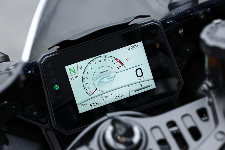 ヤマハYZF-R7|ヤマハYZF-R7【大幅アップデートで電脳強化、車体改良、よりイケメンに!】全日本ライダー岡崎静夏が試乗
