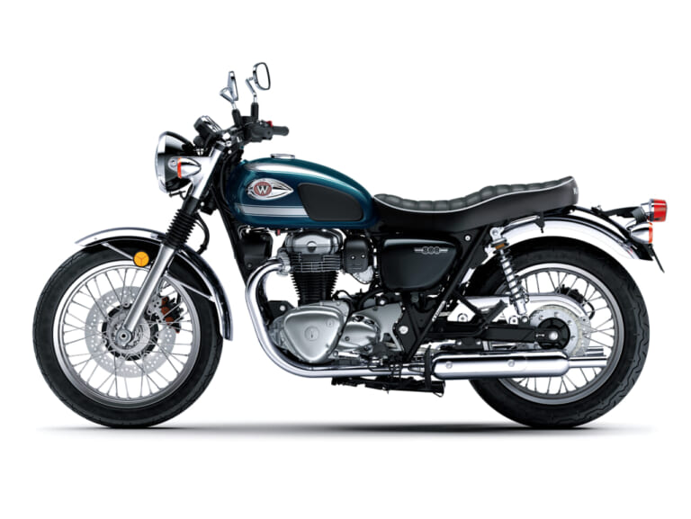 KAWASAKI W800|カラーと熟成のスペックもそのまま! パールホワイト&ディープブルーのカワサキ「W800」2027年モデルが価格据え置きで発売