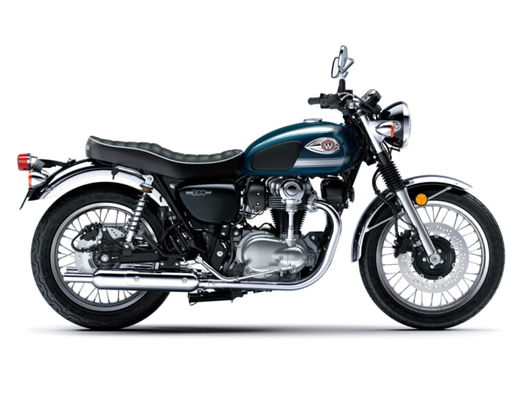 KAWASAKI W800|カラーと熟成のスペックもそのまま! パールホワイト&ディープブルーのカワサキ「W800」2027年モデルが価格据え置きで発売