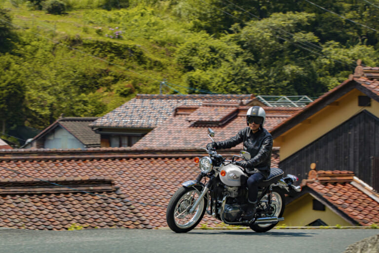 KAWASAKI W800|カラーと熟成のスペックもそのまま! パールホワイト&ディープブルーのカワサキ「W800」2027年モデルが価格据え置きで発売