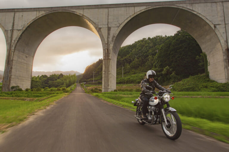 KAWASAKI W800｜カラーと熟成のスペックもそのまま! パールホワイト＆ディープブルーのカワサキ「W800」2027年モデルが価格据え置きで発売