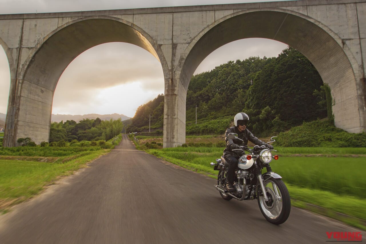 KAWASAKI W800|カラーと熟成のスペックもそのまま! パールホワイト&ディープブルーのカワサキ「W800」2027年モデルが価格据え置きで発売