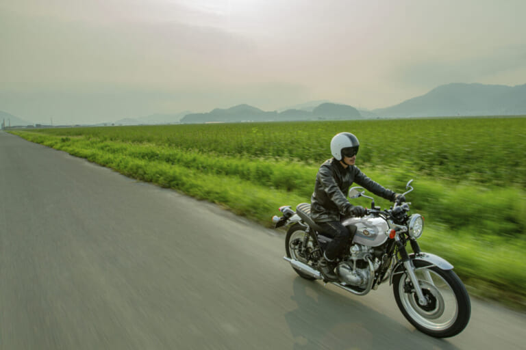 KAWASAKI W800｜カラーと熟成のスペックもそのまま! パールホワイト＆ディープブルーのカワサキ「W800」2027年モデルが価格据え置きで発売