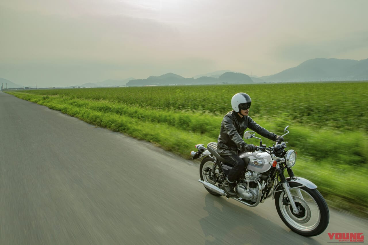 KAWASAKI W800｜カラーと熟成のスペックもそのまま! パールホワイト＆ディープブルーのカワサキ「W800」2027年モデルが価格据え置きで発売