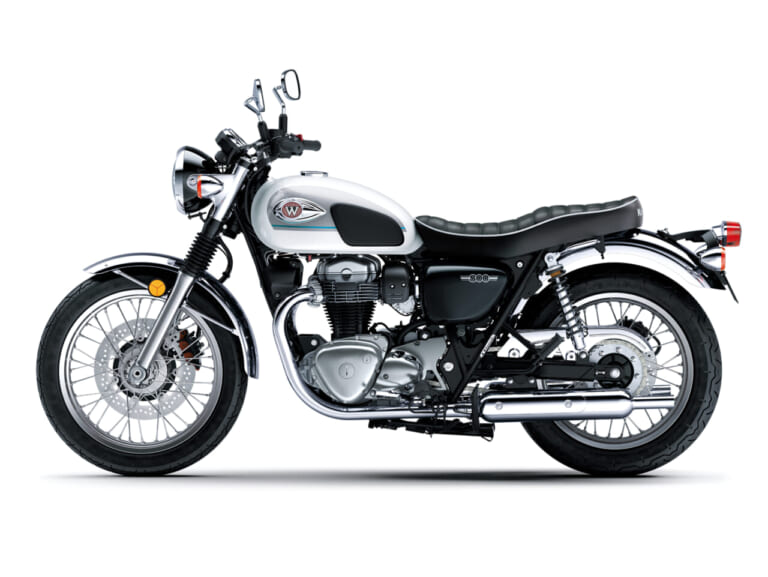 KAWASAKI W800|カラーと熟成のスペックもそのまま! パールホワイト&ディープブルーのカワサキ「W800」2027年モデルが価格据え置きで発売
