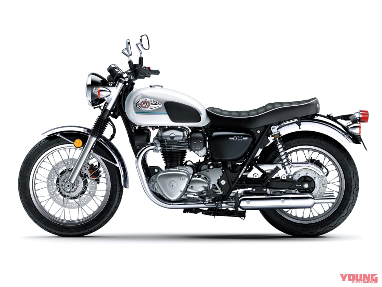 ｜カラーと熟成のスペックもそのまま! パールホワイト＆ディープブルーのカワサキ「W800」2027年モデルが価格据え置きで発売