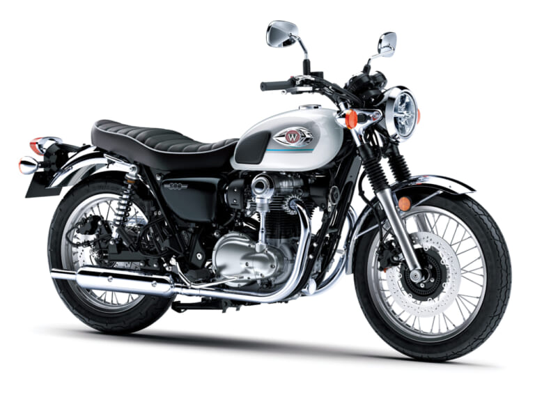 KAWASAKI W800|カラーと熟成のスペックもそのまま! パールホワイト&ディープブルーのカワサキ「W800」2027年モデルが価格据え置きで発売