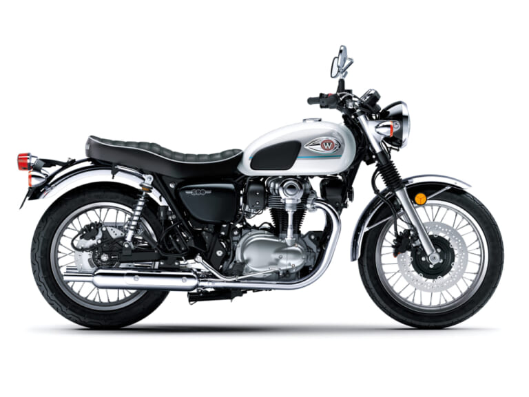 KAWASAKI W800|カラーと熟成のスペックもそのまま! パールホワイト&ディープブルーのカワサキ「W800」2027年モデルが価格据え置きで発売