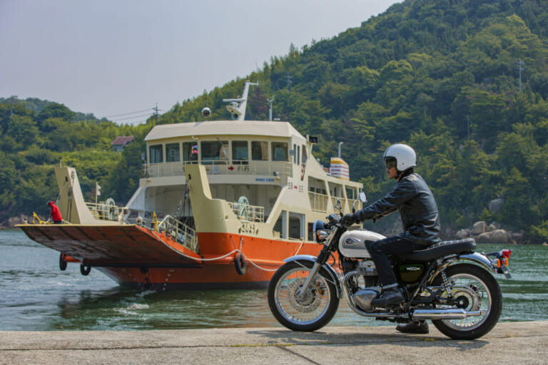 KAWASAKI W800|カラーと熟成のスペックもそのまま! パールホワイト&ディープブルーのカワサキ「W800」2027年モデルが価格据え置きで発売