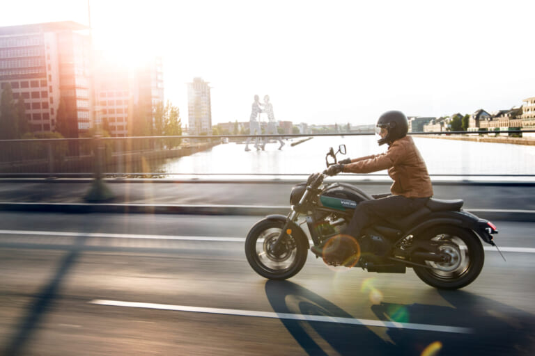KAWASAKI VULCAN S｜新緑のグリーンが映える! あなたの体格にピタッとフィットするカワサキの大型クルーザー「バルカンS」2027年モデルが新色をまとって10/1発売