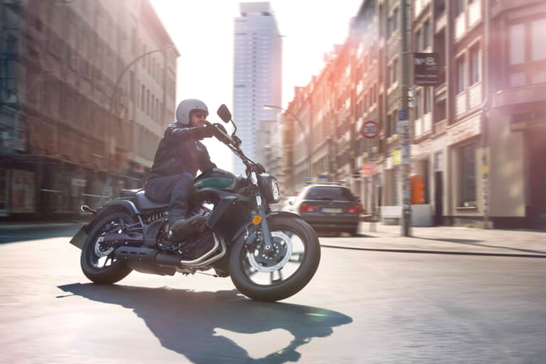 KAWASAKI VULCAN S｜新緑のグリーンが映える! あなたの体格にピタッとフィットするカワサキの大型クルーザー「バルカンS」2027年モデルが新色をまとって10/1発売