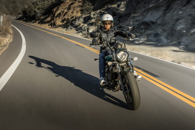 KAWASAKI VULCAN S｜新緑のグリーンが映える! あなたの体格にピタッとフィットするカワサキの大型クルーザー「バルカンS」2027年モデルが新色をまとって10/1発売