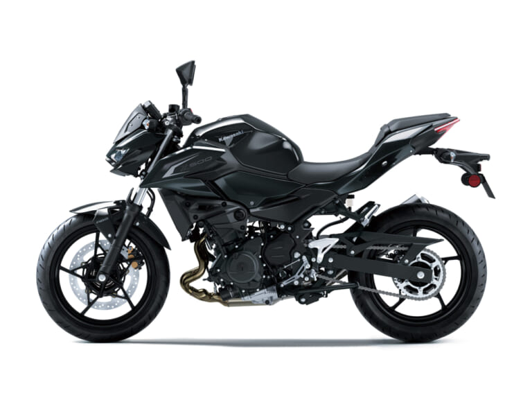 KAWASAKI Z500|漆黒のフレームとボディで引き締まった佇まい! 価格据え置きでカワサキ「Z500」2027年モデルが10月17日発売