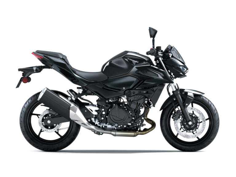 KAWASAKI Z500｜漆黒のフレームとボディで引き締まった佇まい! 価格据え置きでカワサキ「Z500」2027年モデルが10月17日発売