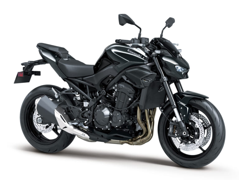 KAWASAKI Z900｜キャリパー文字に宿る最新仕様! 日本に適したシート高810mmを維持した4気筒スーパーネイキッド、カワサキZ900シリーズに2027年モデルが登場
