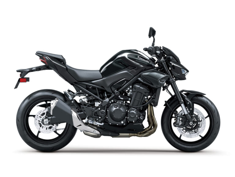 KAWASAKI Z900|キャリパー文字に宿る最新仕様! 日本に適したシート高810mmを維持した4気筒スーパーネイキッド、カワサキZ900シリーズに2027年モデルが登場