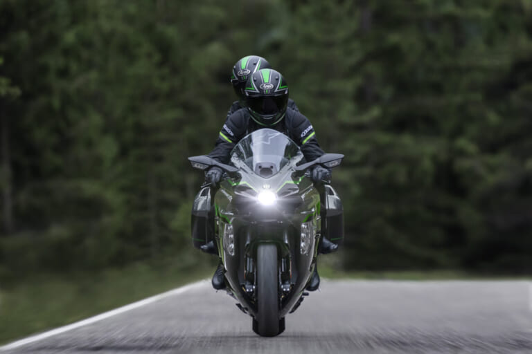 KAWASAKI Ninja H2 SX SE|驚異の200馬力スーパーチャージャーに前車追従クルコンに電子制御サス! カワサキの最高峰ツアラー「Ninja H2 SX SE」2027年型が価格据え置きで登場
