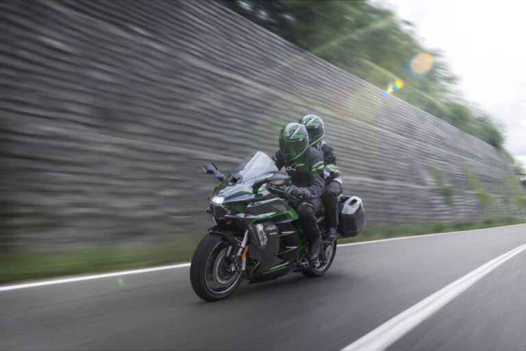 KAWASAKI Ninja H2 SX SE|驚異の200馬力スーパーチャージャーに前車追従クルコンに電子制御サス! カワサキの最高峰ツアラー「Ninja H2 SX SE」2027年型が価格据え置きで登場