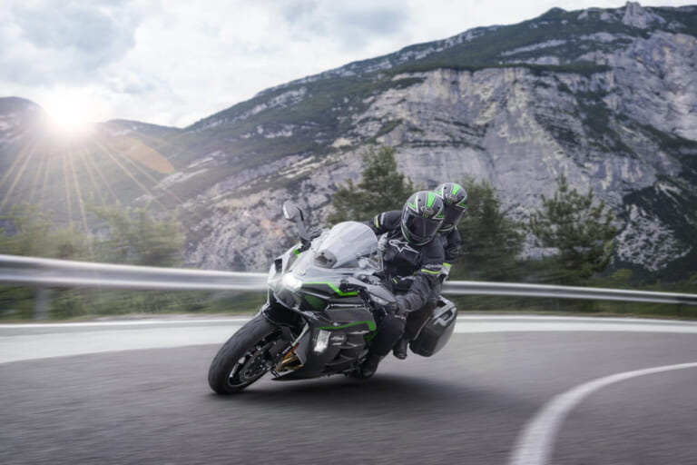 KAWASAKI Ninja H2 SX SE｜驚異の200馬力スーパーチャージャーに前車追従クルコンに電子制御サス! カワサキの最高峰ツアラー「Ninja H2 SX SE」2027年型が価格据え置きで登場