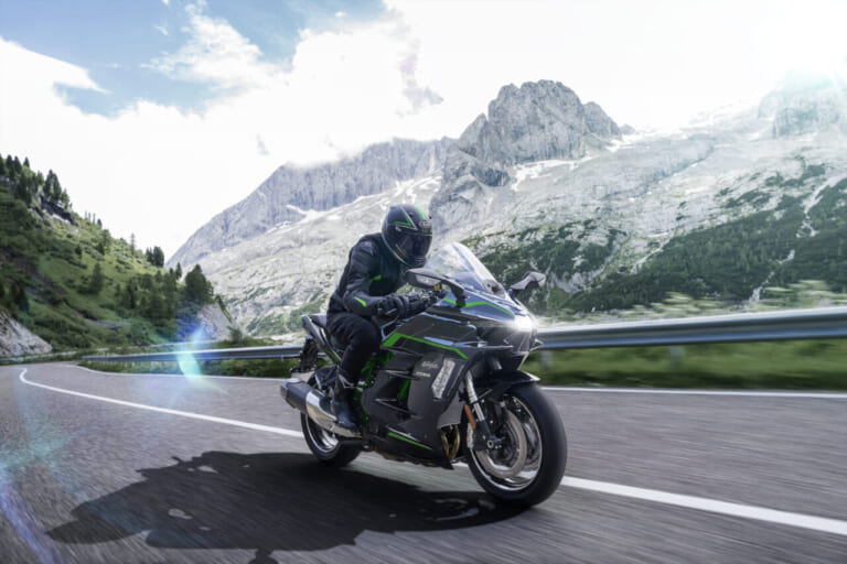 KAWASAKI Ninja H2 SX SE|驚異の200馬力スーパーチャージャーに前車追従クルコンに電子制御サス! カワサキの最高峰ツアラー「Ninja H2 SX SE」2027年型が価格据え置きで登場