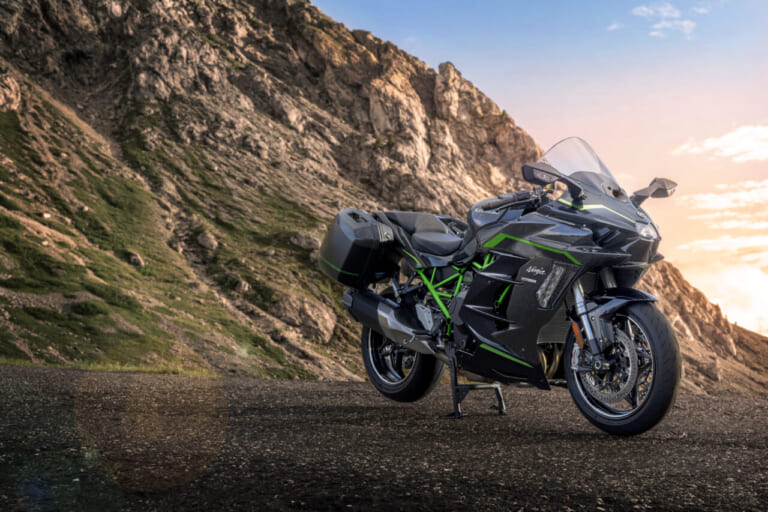 KAWASAKI Ninja H2 SX SE｜驚異の200馬力スーパーチャージャーに前車追従クルコンに電子制御サス! カワサキの最高峰ツアラー「Ninja H2 SX SE」2027年型が価格据え置きで登場