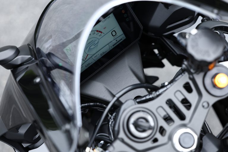ヤマハYZF-R7|ヤマハYZF-R7【大幅アップデートで電脳強化、車体改良、よりイケメンに!】全日本ライダー岡崎静夏が試乗
