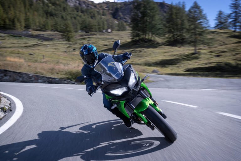 KAWASAKI VERSYS 650|前年モデルから価格据え置き! 航続距離450kmを誇る20Lタンクを備え、伝統色に刷新されたミドルクロスオーバー「VERSYS 650」2027年モデルが登場