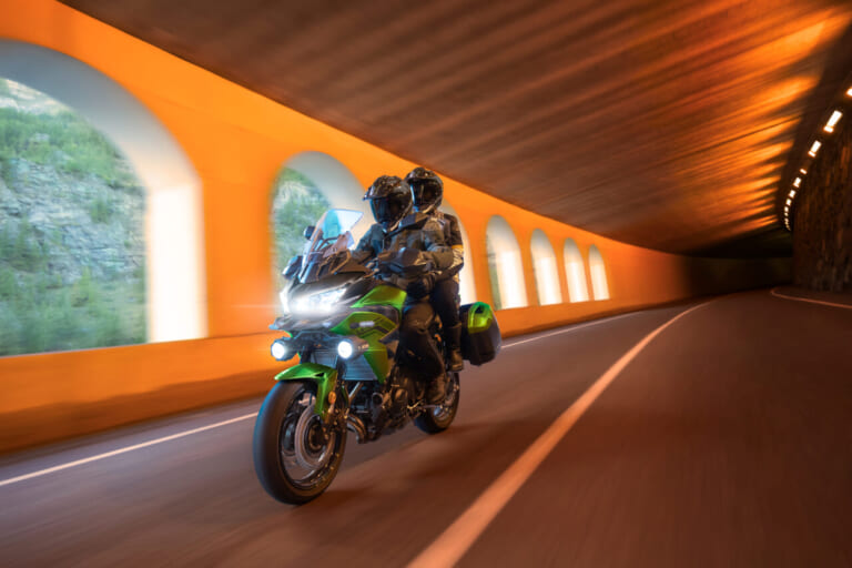 KAWASAKI VERSYS 650｜前年モデルから価格据え置き! 航続距離450kmを誇る20Lタンクを備え、伝統色に刷新されたミドルクロスオーバー「VERSYS 650」2027年モデルが登場