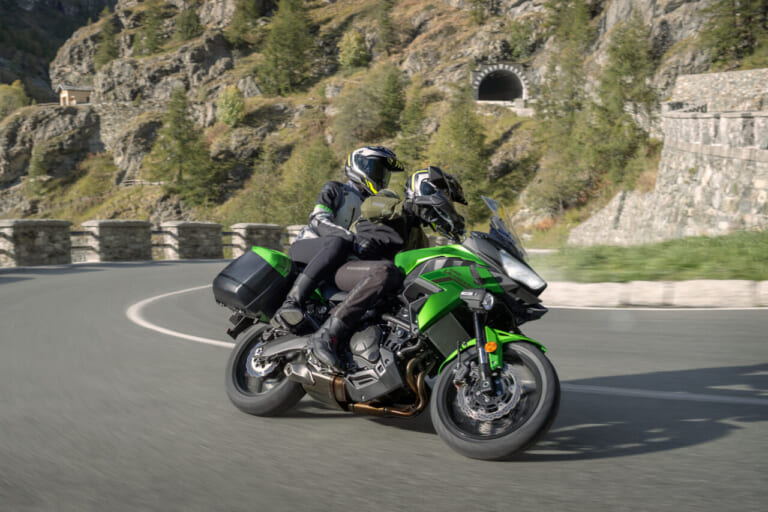 KAWASAKI VERSYS 650｜前年モデルから価格据え置き! 航続距離450kmを誇る20Lタンクを備え、伝統色に刷新されたミドルクロスオーバー「VERSYS 650」2027年モデルが登場
