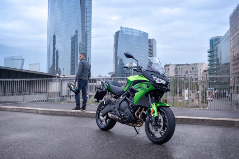 KAWASAKI VERSYS 650｜前年モデルから価格据え置き! 航続距離450kmを誇る20Lタンクを備え、伝統色に刷新されたミドルクロスオーバー「VERSYS 650」2027年モデルが登場