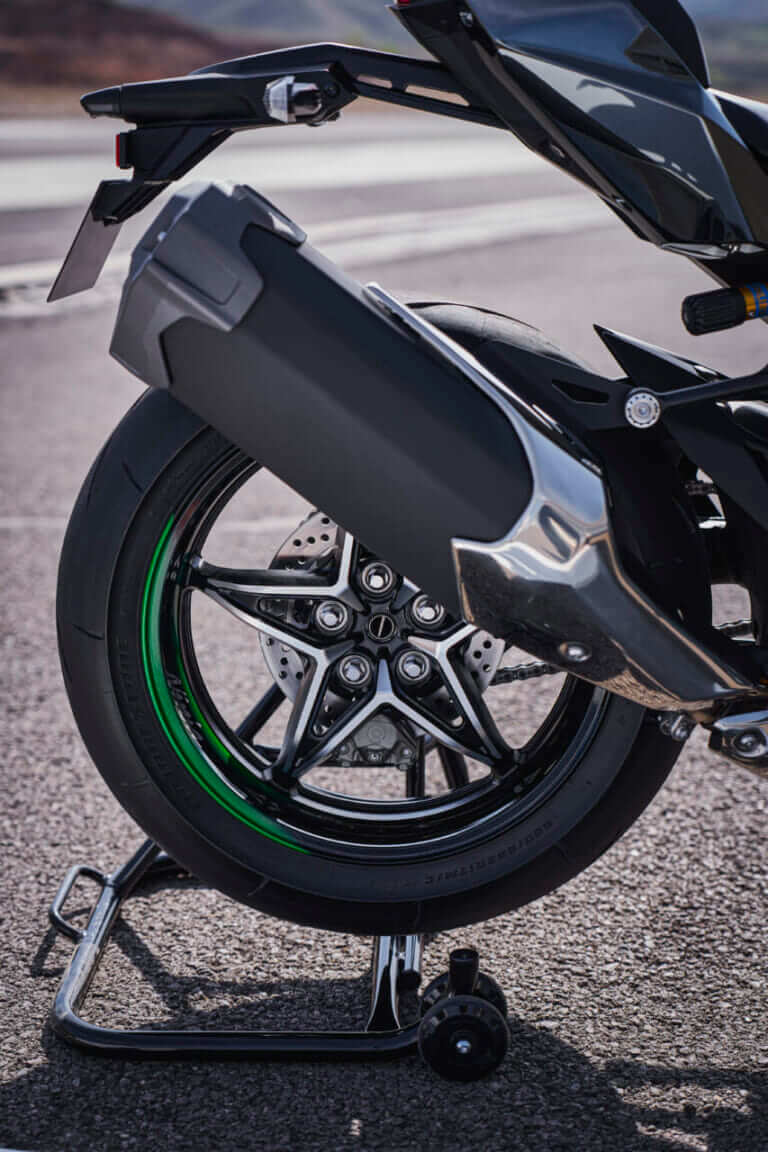 KAWASAKI Ninja H2 CARBON｜唯一無二の過給機モンスターが衝撃復活! 海外で牙を磨いてきたカワサキ「Ninja H2 CARBON」が圧縮比11.2＆減速比ショート化で覚醒して国内再導入