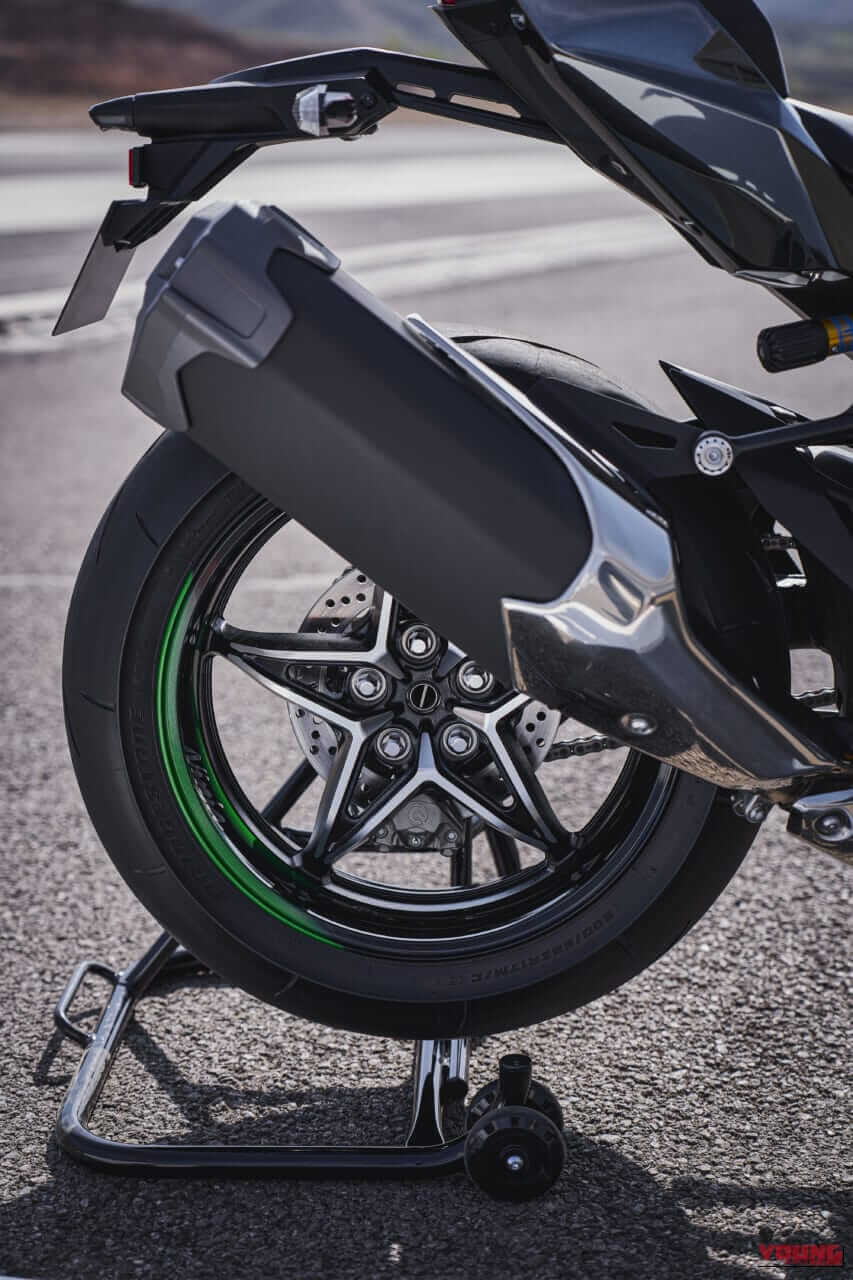 KAWASAKI Ninja H2 CARBON｜唯一無二の過給機モンスターが衝撃復活! 海外で牙を磨いてきたカワサキ「Ninja H2 CARBON」が圧縮比11.2＆減速比ショート化で覚醒して国内再導入