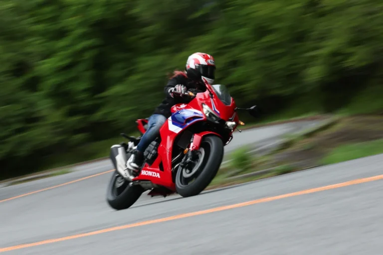Honda CBR400R E-Clutch|ホンダ「CBR400R E-Clutch」はなぜ買いなのか? 全日本ロードレーサー岡崎静夏が公道&峠で感じた“押してくれる”トルクと疲労軽減効果