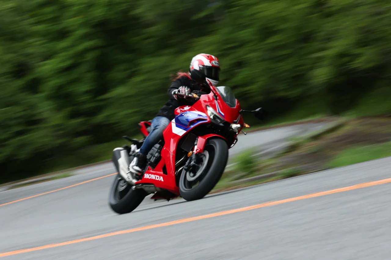 Honda CBR400R E-Clutch|ホンダ「CBR400R E-Clutch」はなぜ買いなのか? 全日本ロードレーサー岡崎静夏が公道&峠で感じた“押してくれる”トルクと疲労軽減効果
