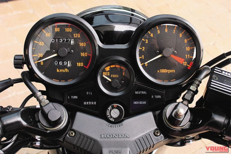 ホンダの、初代CBX400Fのメーター類｜なぜ人気再燃？新型投入で脚光を浴びる「400cc×4気筒」。かつての名車にも注がれる熱視線。高値で取引される事例も［ホンダ・CBX400F］