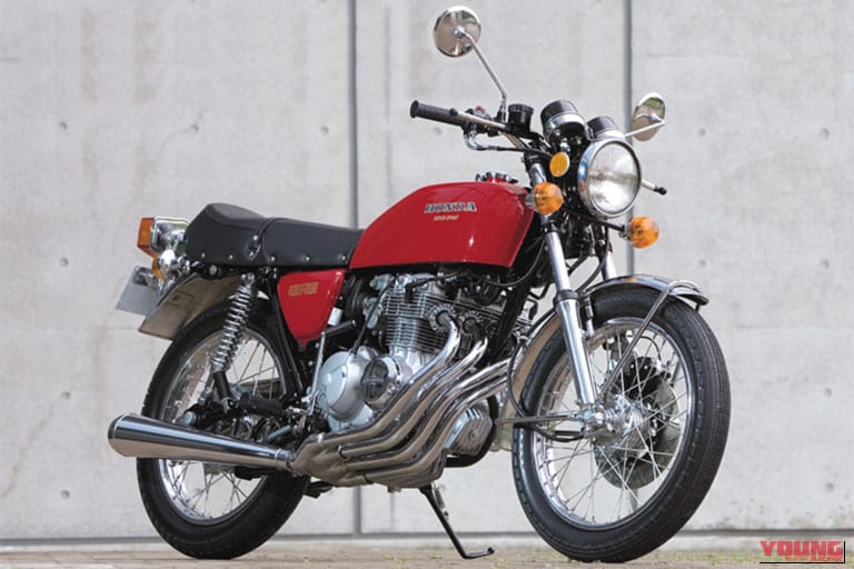 1974製のホンダのドリームCB400 FOURの車体の写真、右側面からフロント部分｜「大人気だったが、たった3年で生産終了…」今も高値で取引される52年前のホンダの名車。4本のエキパイが美しい曲線を描く［CB400 FOUR］を紹介