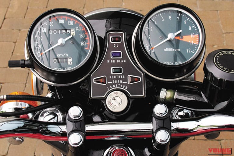 1974製のホンダのドリームCB400 FOURの車体のメーター類の写真｜「大人気だったが、たった3年で生産終了…」今も高値で取引される52年前のホンダの名車。4本のエキパイが美しい曲線を描く［CB400 FOUR］を紹介
