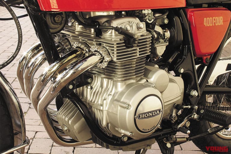 1974製のホンダのドリームCB400 FOURのエンジン部分の写真｜「大人気だったが、たった3年で生産終了…」今も高値で取引される52年前のホンダの名車。4本のエキパイが美しい曲線を描く［CB400 FOUR］を紹介