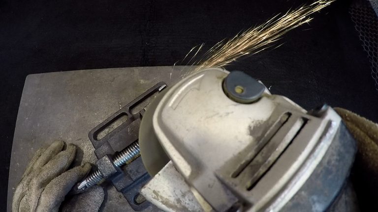 【工具は七変化】冬の指挟みよサラバ! ダイソーのペンチを削って専用チェーンプライヤーを自作する裏ワザ|【工具は七変化】冬の指挟みよサラバ! ダイソーのペンチを削って専用チェーンプライヤーを自作する裏ワザ
