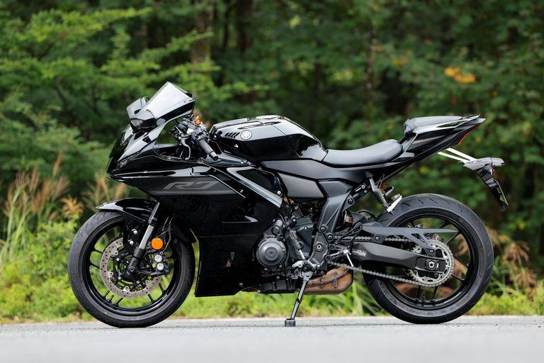 ヤマハYZF-R7|ヤマハYZF-R7【大幅アップデートで電脳強化、車体改良、よりイケメンに!】全日本ライダー岡崎静夏が試乗
