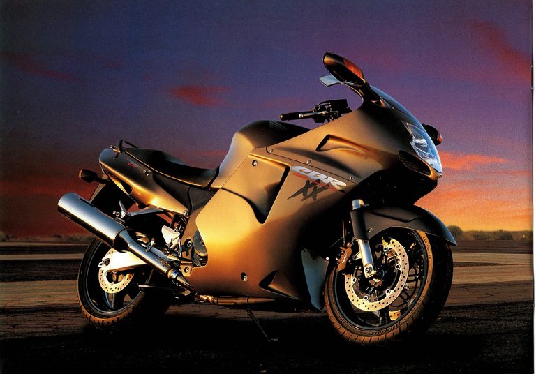 【最高速300km/hの怪物】CBR1100XXスーパーブラックバードの真価|数値を超えた「操る歓び」と100馬力国内仕様の衝撃【柏 秀樹の昭和〜平成 カタログ蔵出しコラム Vol.35】