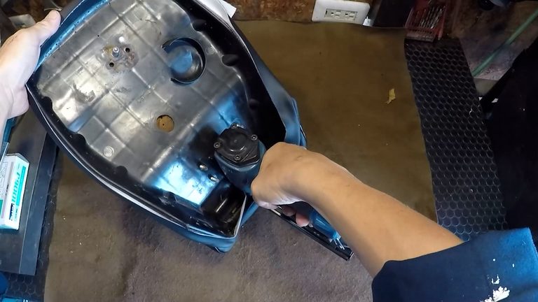 【材料0円補修】穴あきバイクシートのスポンジ再生!「不要な自転車サドル」と100円ショップおろし金で直す裏ワザ|【材料0円補修】穴あきバイクシートのスポンジ再生!「不要な自転車サドル」と100円ショップおろし金で直す裏ワザ
