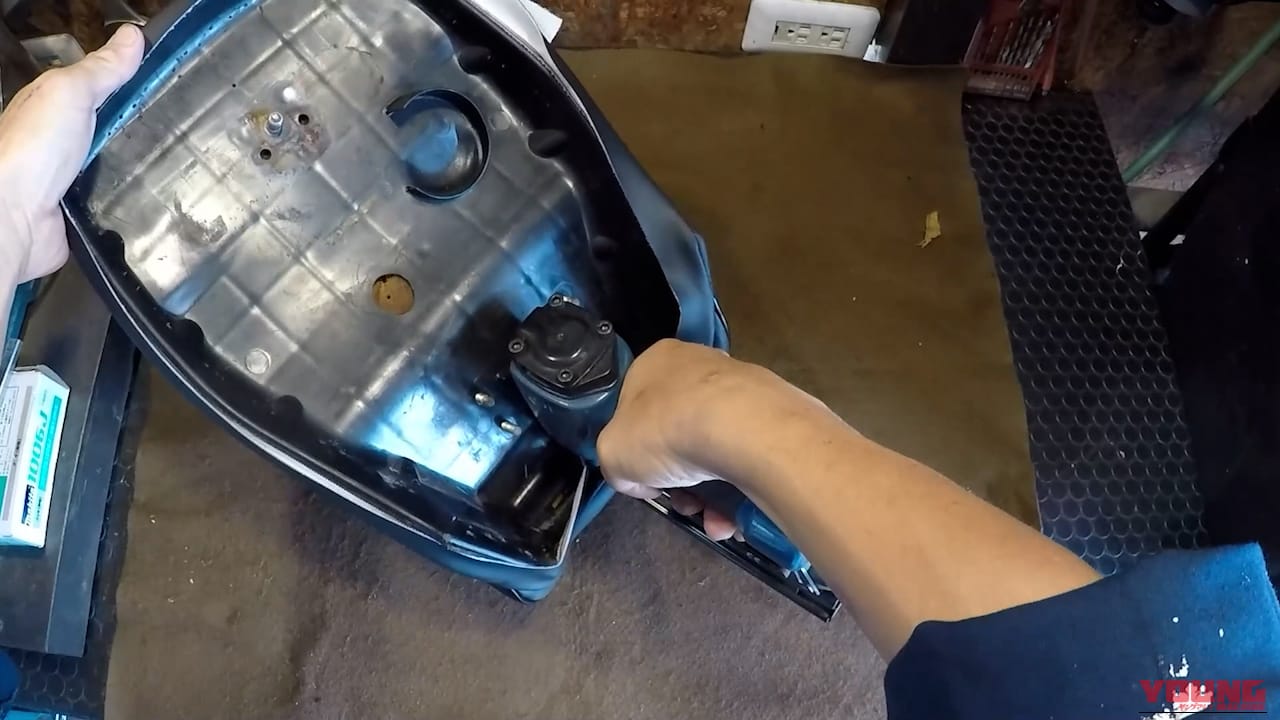 【材料0円補修】穴あきバイクシートのスポンジ再生!「不要な自転車サドル」と100円ショップおろし金で直す裏ワザ|【材料0円補修】穴あきバイクシートのスポンジ再生!「不要な自転車サドル」と100円ショップおろし金で直す裏ワザ