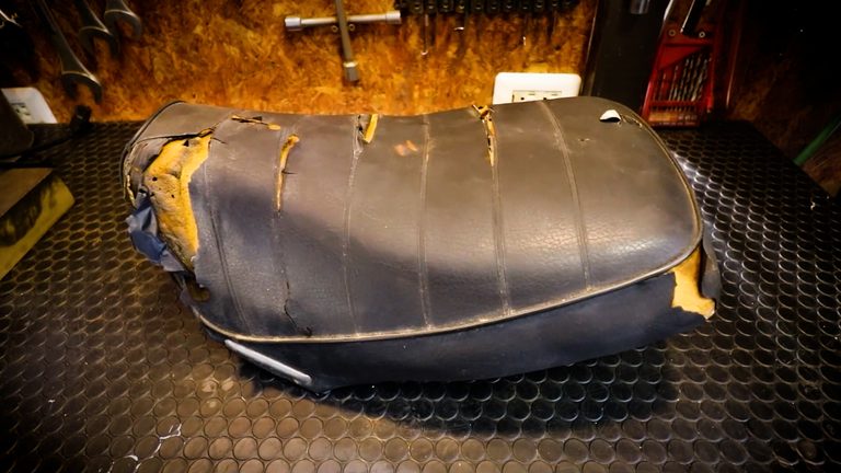 【材料0円補修】穴あきバイクシートのスポンジ再生!「不要な自転車サドル」と100円ショップおろし金で直す裏ワザ｜【材料0円補修】穴あきバイクシートのスポンジ再生!「不要な自転車サドル」と100円ショップおろし金で直す裏ワザ