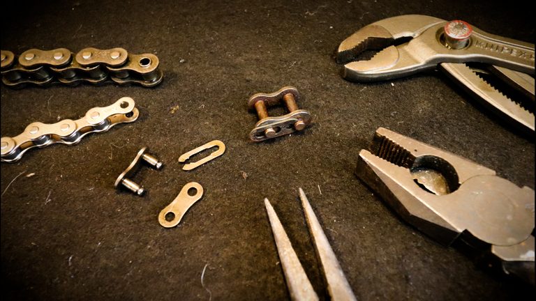 【工具は七変化】冬の指挟みよサラバ! ダイソーのペンチを削って専用チェーンプライヤーを自作する裏ワザ|【工具は七変化】冬の指挟みよサラバ! ダイソーのペンチを削って専用チェーンプライヤーを自作する裏ワザ